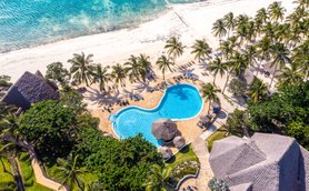 Ein atemberaubender Blick auf den Pool des Karafuu Beach Resorts, umgeben von Palmen und dem glitzernden Ozean.