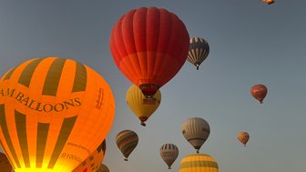 Mehrere Heißluftballons steigen über Luxor in den Himmel – Ägypten Reise mit Kindern