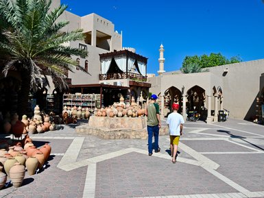 Keramiktöpfe im Souk von Nizwa – Oman Familienreise