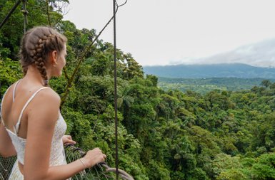 Teenagerin blickt auf die üppige Natur im Mistico Arenal Hanging Bridges Park – Costa Rica mit Kindern