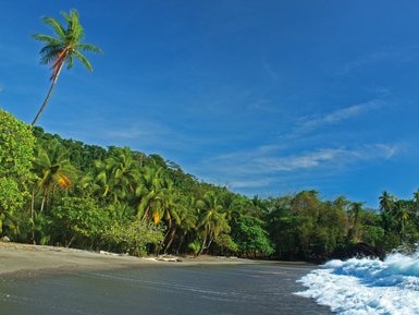 Brandung mit starken Wellen an einem Strand in Costa Rica – Costa Rica Familienreise