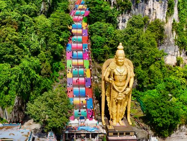 Die farbenfrohe Treppe der Batu-Höhlen schlängelt sich eindrucksvoll nach unten – Malaysia & Borneo Familienreise