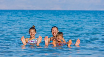 Mutter mit Kindern im Toten Meer - Jordanien Reise mit Kindern