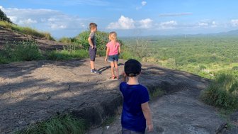 Kinder klettern auf große Felsen inmitten grüner Natur – Sri Lanka Reise mit Kindern