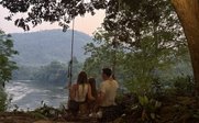 Familie sitzt auf Schaukel - Thailand Reise mit Kindern