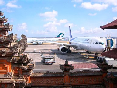 Geparktes Flugzeug auf dem Rollfeld des Ngurah Rai Flughafens – Bali Familienreise