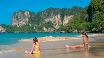 Mädchen spielen am Ufer eines tropischen Strandes – Thailand Familienreise