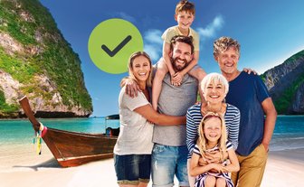 Eine fröhliche Familie steht am Strand, umgeben von grünen Klippen und einem Boot, während sie sich umarmen und lächeln.