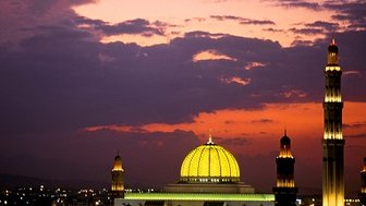 Moschee leuchtet nachts in Muscat – Oman Familienreise