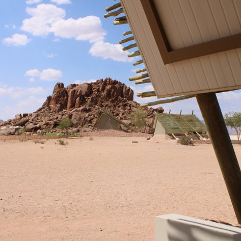Außenansicht Desert Quiver Camp - Namibia mit Jugendlichen