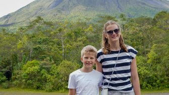 Kind und Teenager genießen den Blick auf den Vulkan Arenal – Costa Rica mit Kindern