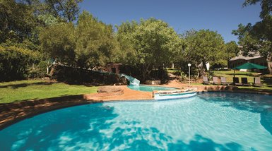 Die entspannte Poolanlage der Kwa Maritane Bush Lodge im Sonnenschein
