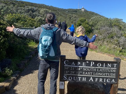 Vater und Kind genießen die Aussicht am Kap der Guten Hoffnung – Südafrika Familienreise