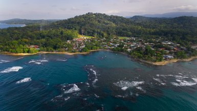 Weitläufiger Ausblick auf die Küste und das Meer bei Puerto Viejo – Costa Rica Familienreise
