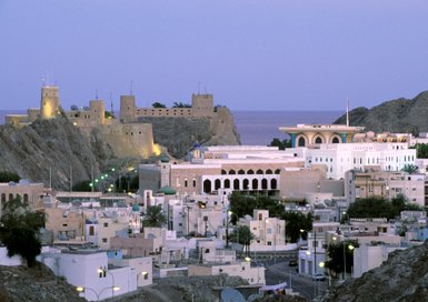 Blick auf Muscat bei Sonnenuntergang – Oman mit Kindern