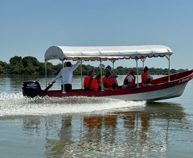 Boot gleitet über die Wasserfläche der Lagune Catazajá – Mexiko mit Kindern