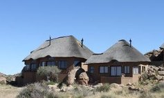 Außenansicht Namibgrens Guest Farm - Namibia mit Jugendlichen