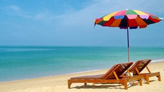 Zwei Liegestühle mit Sonnensschirm am Sandstrand von Khao Lak mit Blick auf das Meer - Thailand Familienreise