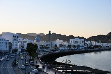 Spazierweg entlang der Küste an der Mutrah Corniche in Muscat – Oman Familienreise