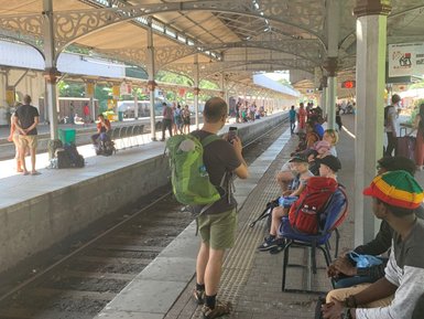 Blick auf die Bahnstation von Nuwara Eliya – Sri Lanka mit Kindern