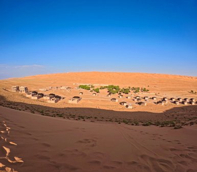 Blick auf das Thousand Nights Camp in der Wahiba-Wüste – Oman Familienreise