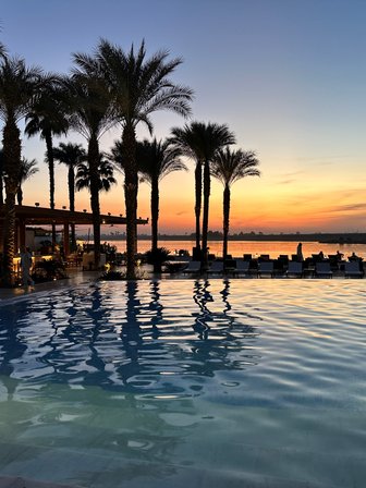 Außenpool mit Blick auf den Sonnenuntergang im Hilton Luxor Resort & Spa in Luxor – Ägypten Reise mit Kindern