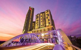 Vorderseite des Swiss-Garden-Hotels in Melaka – Malaysia mit Kindern