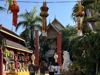 Straße, die mit traditionellen Laternen geschmückt ist - Thailand Familienreise