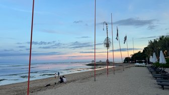 Malerischer Sonnenuntergang am Strand von Sanur – Bali Reise mit Kindern