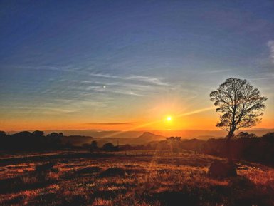 Farbenprächtiger Sonnenuntergang über der Landschaft von Rincón de la Vieja – Costa Rica Familienreise