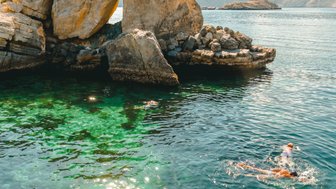 Türkises Wasser beim Schnorcheln an den Daymaniyat Inseln – Oman Reise mit Kindern