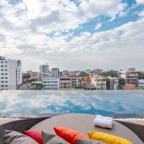 Ein atemberaubender Blick auf die Stadt Vientiane von einem Hotelpool mit einem modernen, eleganten Design.