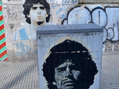 Ein Wandgemälde von Diego Maradona, das seine markanten Gesichtszüge und den berühmten Ausdruck zeigt.