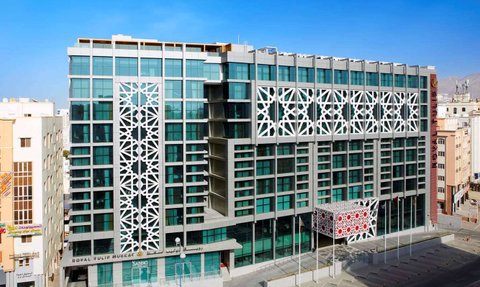 Moderne Außenansicht des Royal Tulip Muscat Hotels – Familienreise Oman