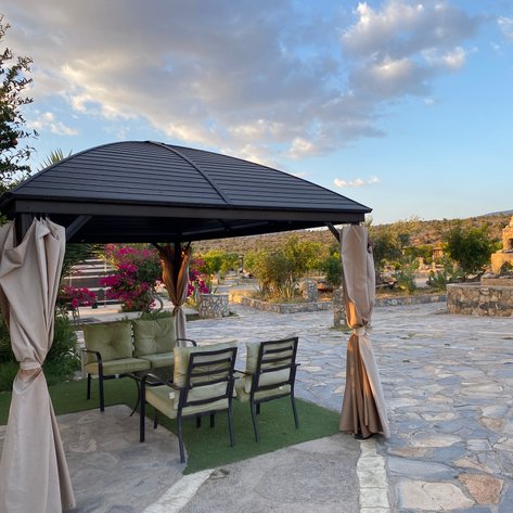 Terrasse im Jebel Shams Resort mit Panoramablick auf die Landschaft – Oman Reise mit Kindern