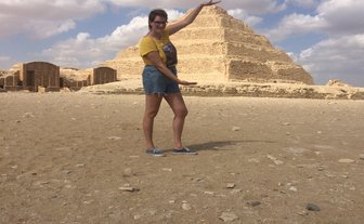  Eine Frau posiert vor der berühmten Stufenpyramide in Sakkara – Ägypten Reise mit Kindern