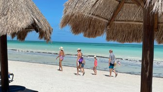 Ruhiger Strand mit Palmen und weißem Sand auf der Insel Holbox – Mexiko Reise mit Kindern
