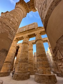 Imposante Steinsäulen ragen in die Höhe im Karnak-Tempel – Ägypten Reise mit Kindern