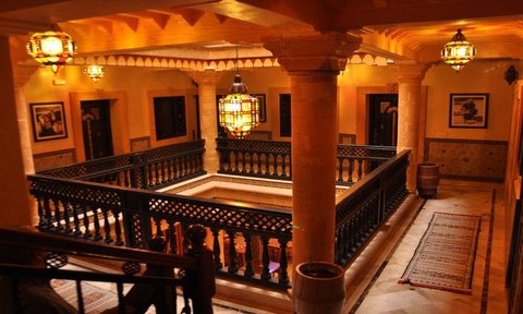 Traditionelle Innenansicht im Hotel Wind Palace Essaouira – Marokko Reise mit Kindern