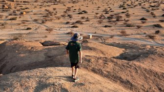 Ein Junge blickt gespannt in die Ferne - Namibia mit Kindern