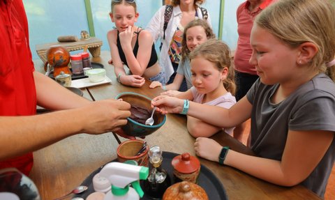 Kinder entdecken die Kaffeeplantage bei Don Juan – Costa Rica Familienreise