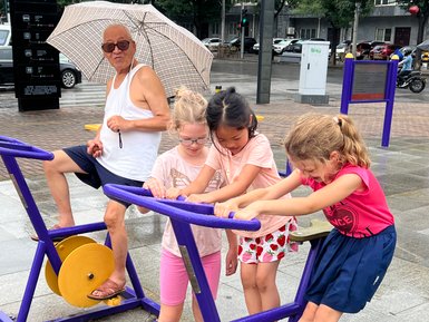 Kinder beim Spielen in einer Parkanlage in Xi’an – China Reise mit Kindern