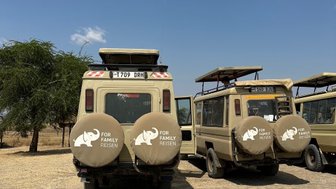 Geländewagen mit For Family Reisen Logo – Tansania mit Kindern