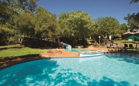 Die entspannte Poolanlage der Kwa Maritane Bush Lodge im Sonnenschein