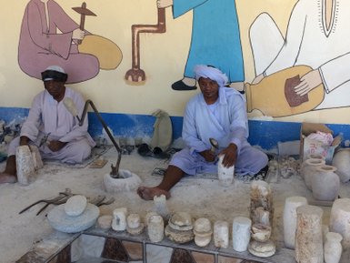 Einheimische stellen Kunstwerke aus Steinen im Tal der Könige her – Ägypten Reise mit Kindern