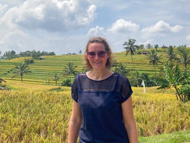 Frau durch die grünen Reisterrassen von Jatiluwih in der Nähe von Ubud – Bali Familienreise