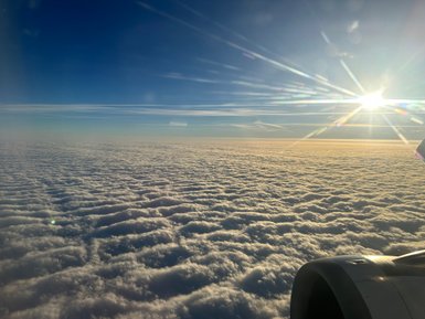 Blick aus dem Flugzeugfenster über den Wolken auf dem Weg nach Ägypten – Ägypten Reise mit Kindern