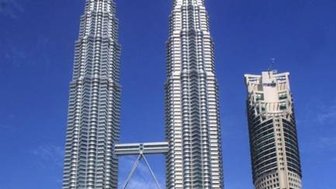 Petronas Twin Towers ragen hoch in den klaren Himmel von Kuala Lumpur – Malaysia & Borneo Reise mit Kindern