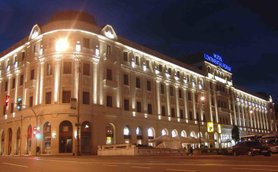 Das Hotel Continental Forum in Sibiu erstrahlt nachts in warmem Licht, das die elegante Architektur betont.