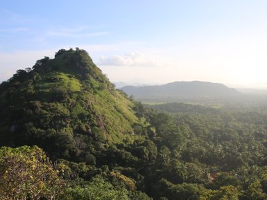 Landschaft mit grünen Hügeln und Tälern im Horton Plains Nationalpark – Sri Lanka Reise mit Kindern